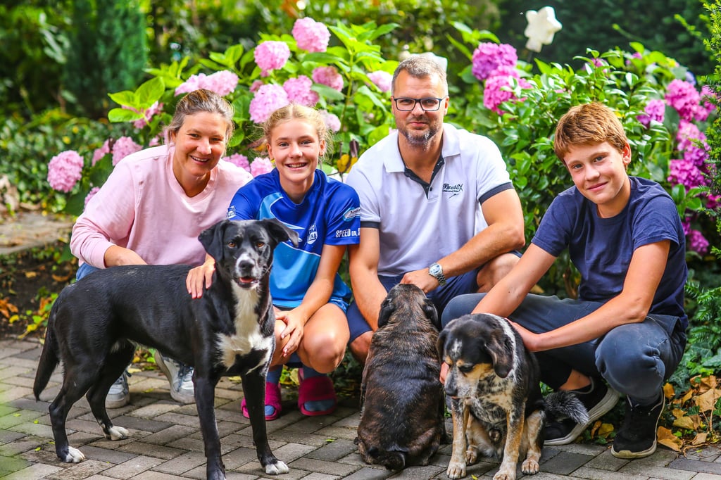Anny mit Mama Cosima, Papa Matthias und Bruder Conrad sowie den drei Familienhunden im heimischen Garten in Leuna. Ihnen steht ein Umzug bevor.