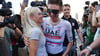 Tadej Pogacar informiert sich auch bei der Tour über die Ergebnisse seiner Verlobten Urska Zigart.