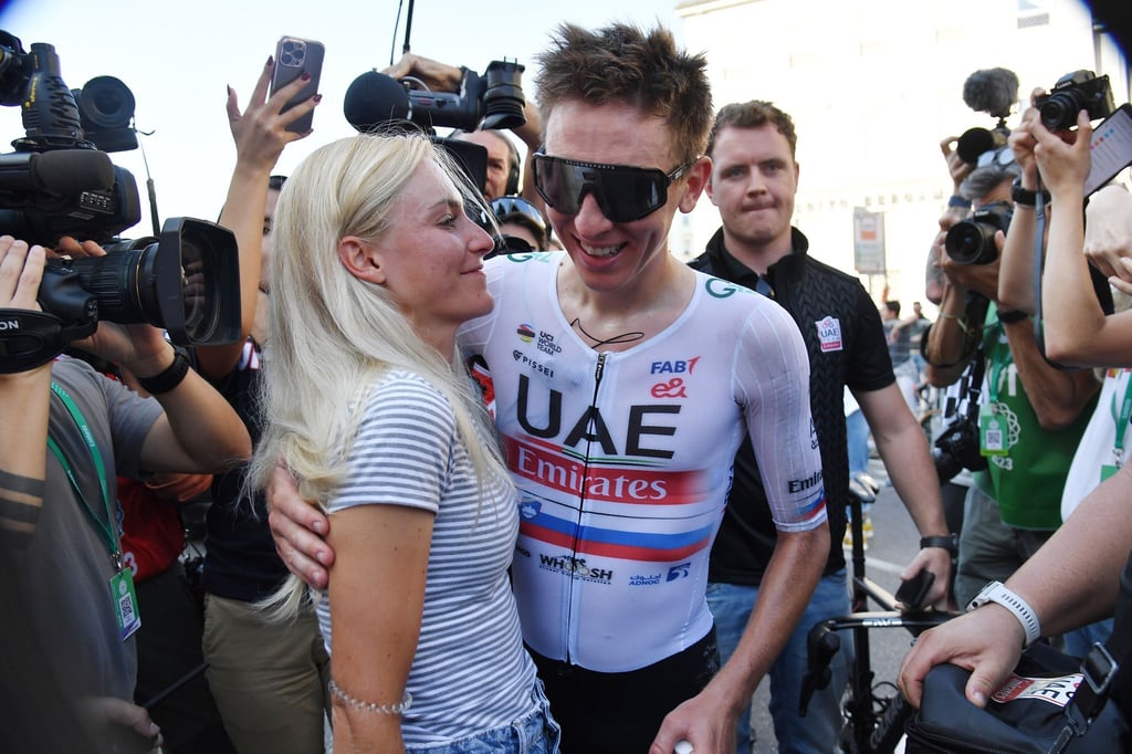 Tadej Pogacar informiert sich auch bei der Tour über die Ergebnisse seiner Verlobten Urska Zigart.