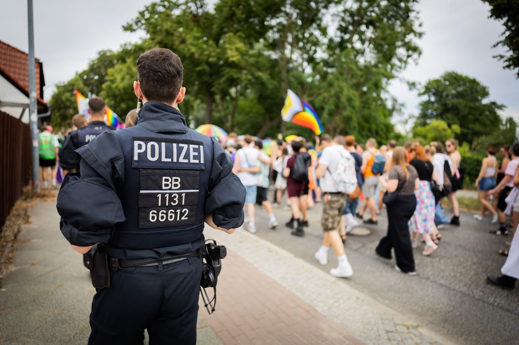 Auch kleine Christopher Street Days in Brandenburg werden nach gewaltsamen Attacken und Störungen verstärkt von der Polizei begleitet - wie hier vor Tagen in Falkensee. (Archivbild)
