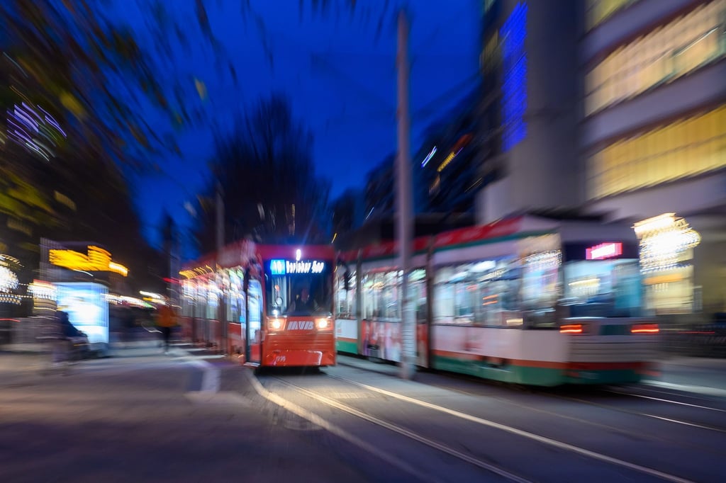 Das bundesweit gültige Deutschlandticket kann seit dem 1. Mai 2023 genutzt werden. Es berechtigt zu beliebig vielen Fahrten im Nah- und Regionalverkehr und kostet aktuell 58 Euro im Monat. (Archivbild)