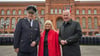 Landesbranddirektor Karsten Homrighausen (l-r), Innnensenatorin Iris Spranger (SPD) und Berlins Regierender Bürgermeister Kai Wegner (CDU) empfingen die neuen Feuerwehrleute vor dem Roten Rathaus.