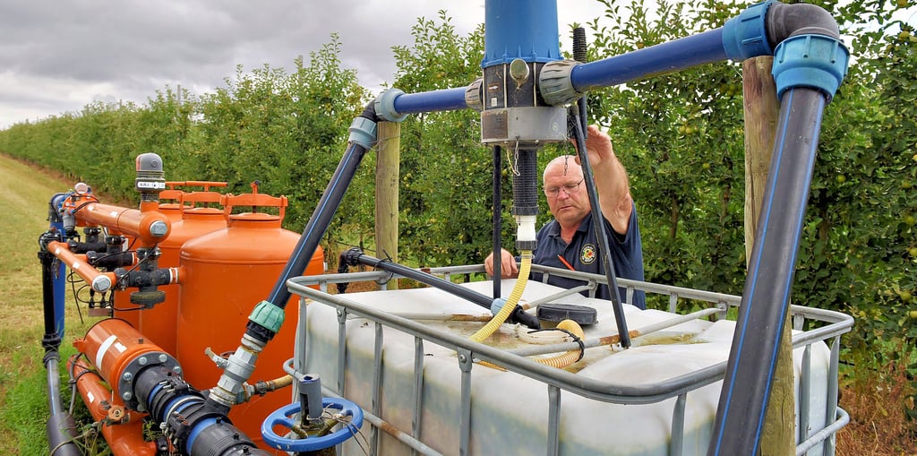 Auf den Plantagen des Obsthofs am Süßen See setzt Produktionsleiter Axel Neutag (hier an der Pumpstation, wo auch Düngemittel zugesetzt werden können ) auf Tröpfchenbewässerung.