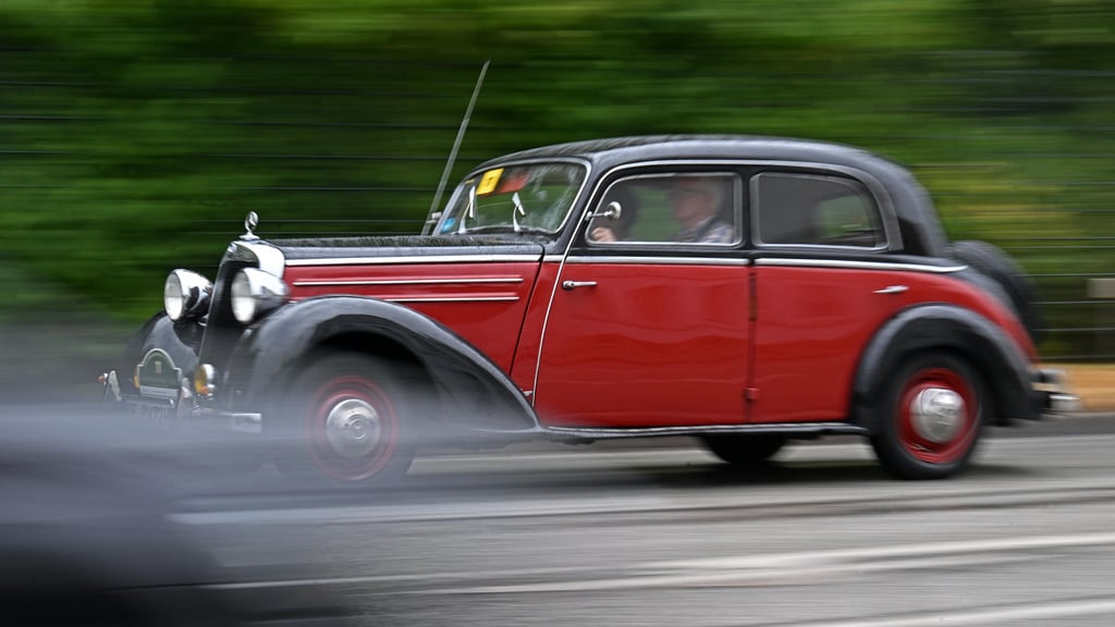 Der Mercedes 170 S-D, Baujahr 1953, ist mit Ralf Waldvogel und Gabriele Rother aus Celle bei der ADAC Sachsen-Anhalt Classic auf der Strecke.