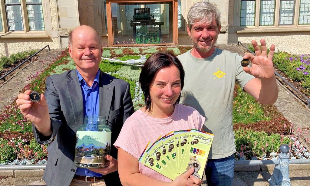 Sozialdezernent Paul Koller (links), Sozialamtsleiterin Kerstin Samad und Lars Höfinghoff, Leiter des Amtes für Kinder- und Jugendförderung, werben für eine Teilnahme am Bürgerbudget 2025.