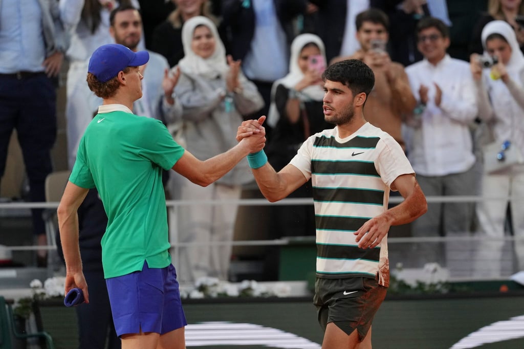 Wer muss dieses Mal gratulieren? Sieger Carlos Alcaraz (r) und Jannik Sinner nach dem French-Open-Finale.