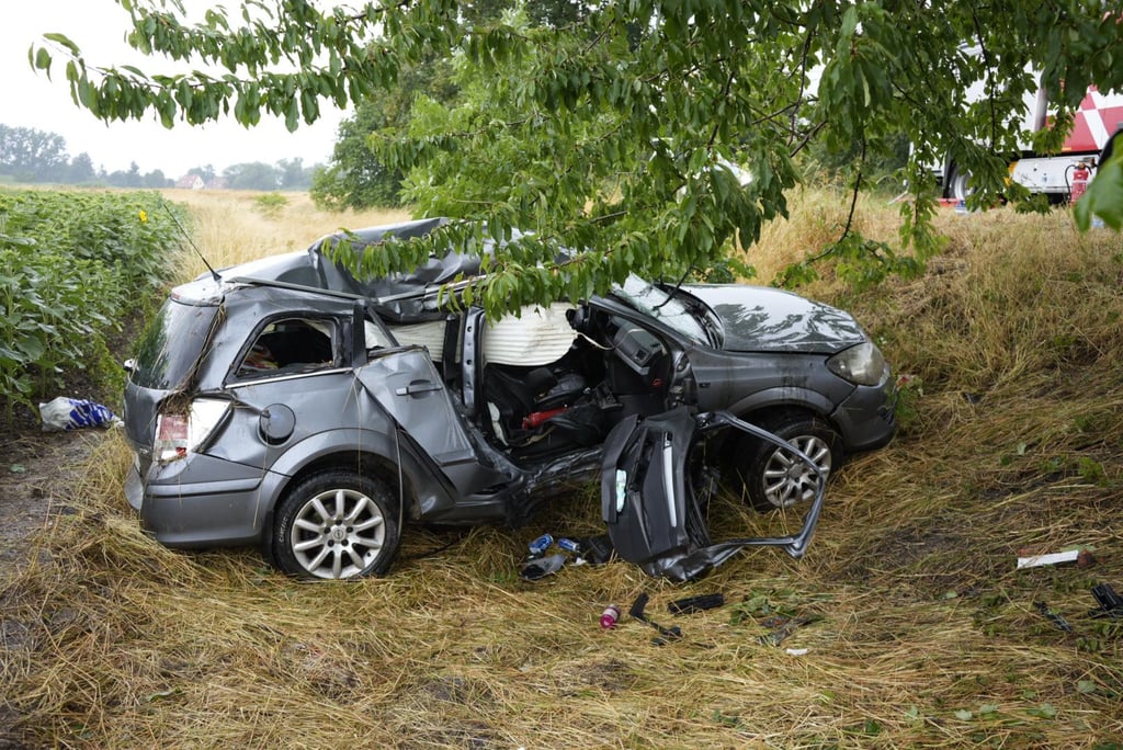 Der schwer zerstörte Opel im Straßengraben.