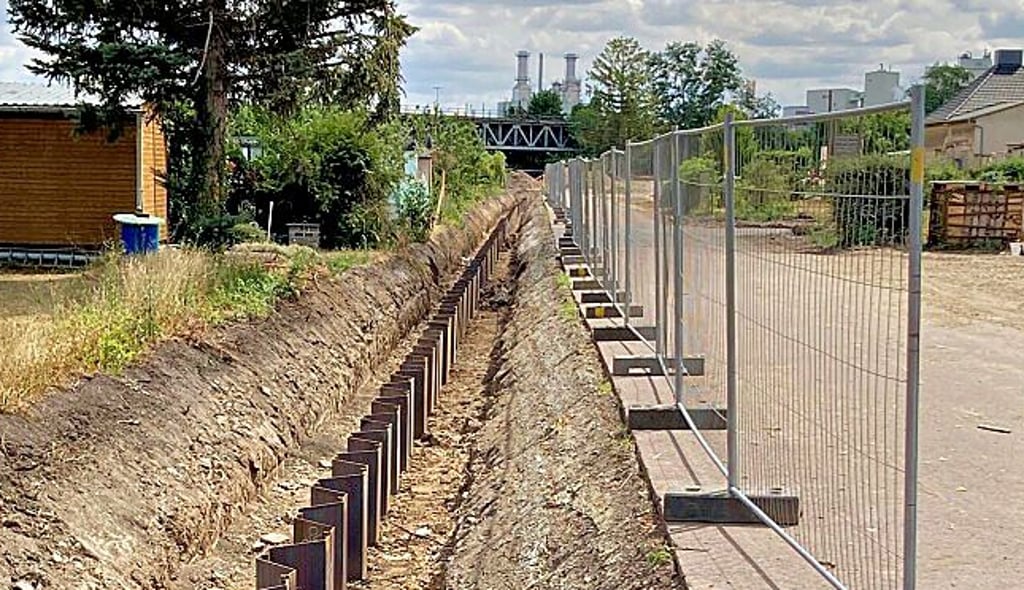 Am Platz der Jugend wird eine Spundwand gesetzt für den Hochwasserschutz.