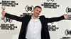 Der slowakische Regisseur Miro Remo posiert mit seiner Auszeichnung in der Hand. Miro gewann den Hauptpreis des 59. Karlsbader Filmfestivals.