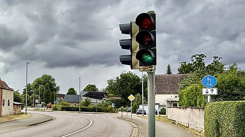Erst nach einem Bürgerhinweis wurde der Fehler bei der Ampel in der Orangeriestraße in Mosigkau fetsgestellt.