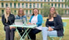 Anna Lea Degener (v. l.), Mileen Kindermann und Julie Arndt (r.) testen gemeinsam mit Prof. Dr. Kateryna Fuks ihre bereitgestellten Lernplätze auf der Campuswiese vor Haus 1. 