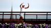 Iga Swiatek lässt sich von den Fans auf einer Brücke vom Centre Court in Wimbledon feiern.