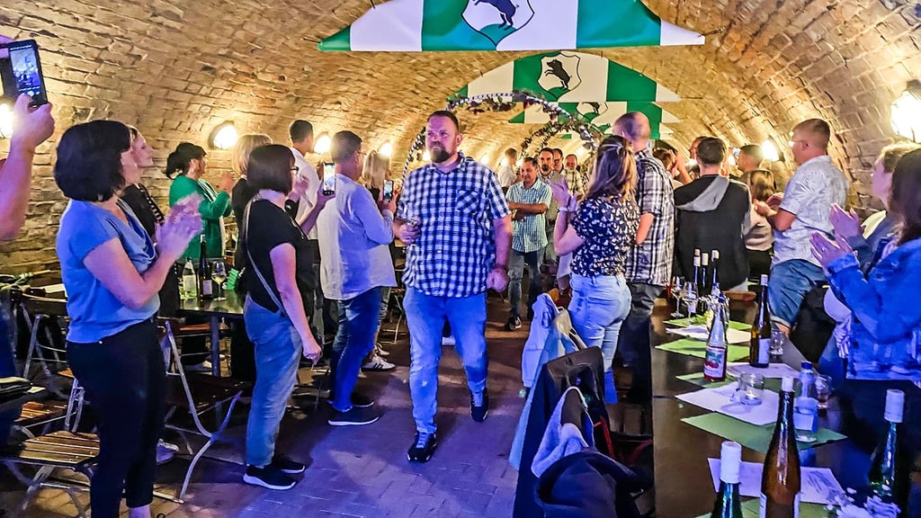 Traditioneller Einzug aller Weinprinzen in den Schweinitzer Weinkeller.