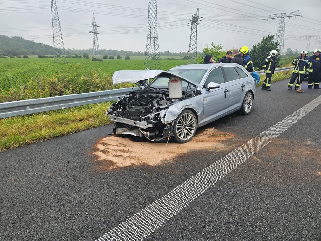 Ein Auto kam Samstag auf der A38 zwischen Merseburg-Süd und Leuna von der Fahrbahn ab.