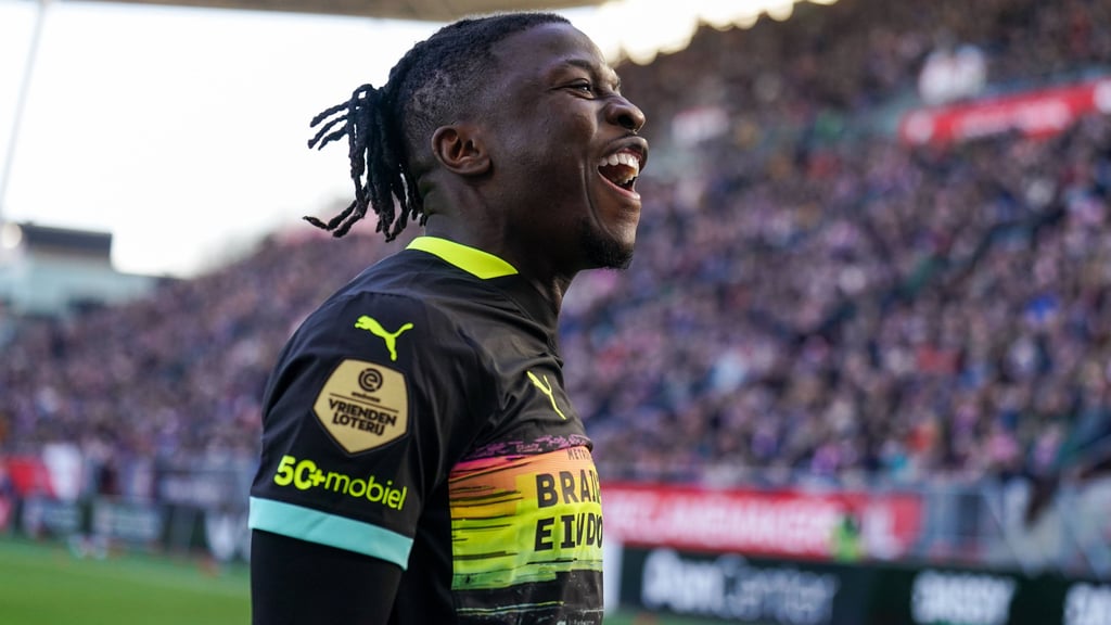 Johan Bakayoko bejubelt sein Tor gegen den FC Utrecht.