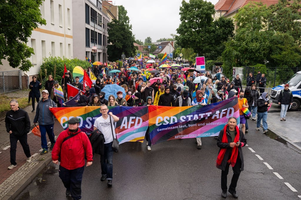 Es wurde eine bunte Regen-Parade - der Christopher Street Day in Bernau.