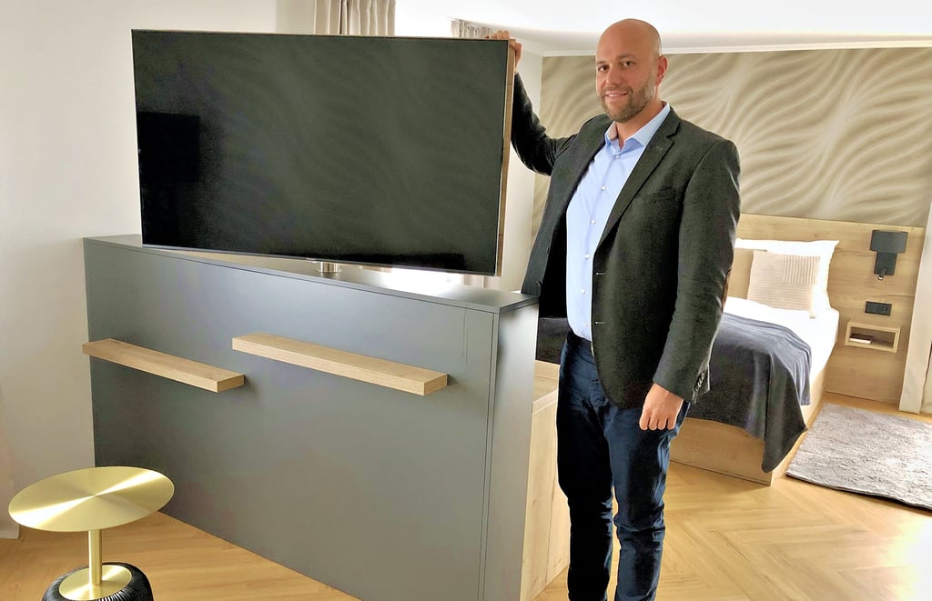 Benjamin Bachar, Geschäftsführer des Osterfelder Hotels Amadeus, präsentiert eine neugestaltete Suite des Vier-Sterne-Hauses.