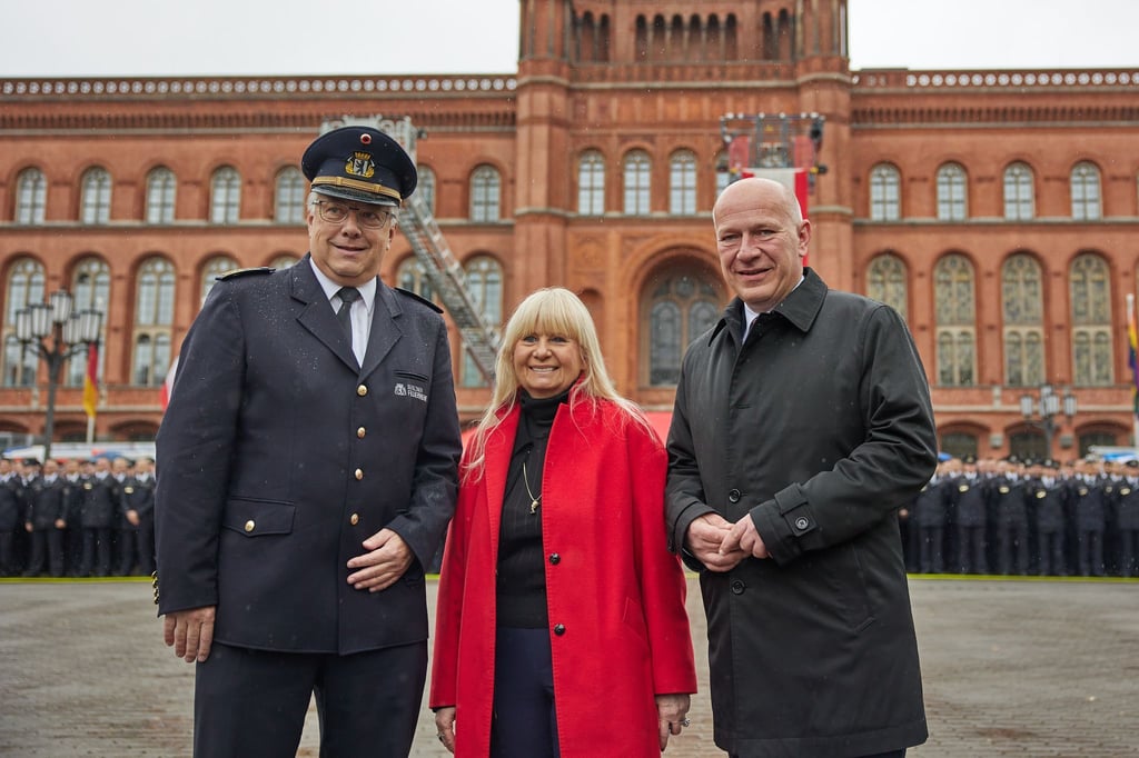 Landesbranddirektor Karsten Homrighausen (l-r), Innnensenatorin Iris Spranger (SPD) und Berlins Regierender Bürgermeister Kai Wegner (CDU) empfingen die neuen Feuerwehrleute vor dem Roten Rathaus.