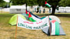 Mehrere kleine Zelte bilden das Protestcamp.
