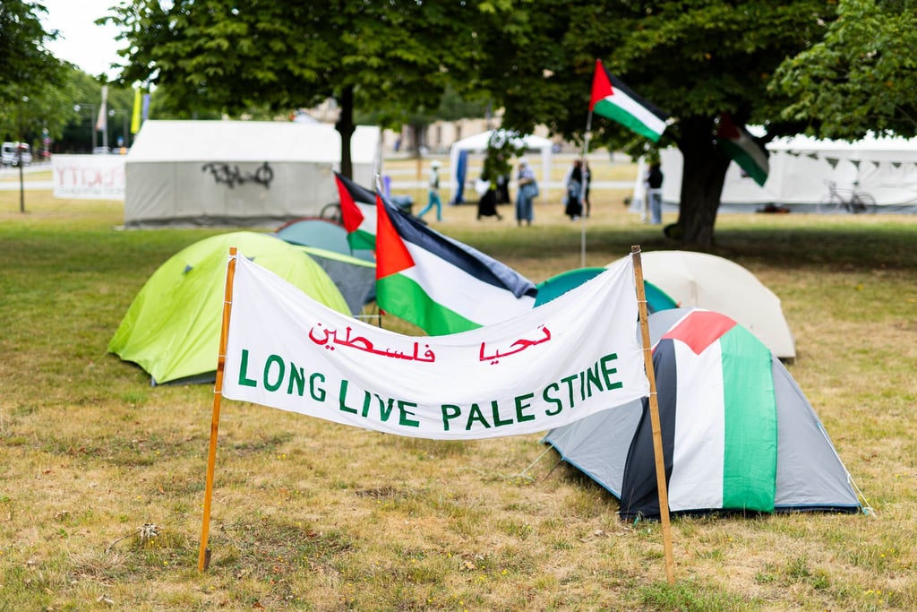 Mehrere kleine Zelte bilden das Protestcamp.