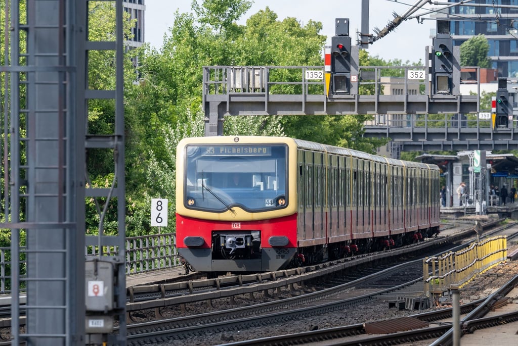 Am Samstagmorgen meldete die Berliner S-Bahn für die S1 und S7 Probleme. (Archivbild)
