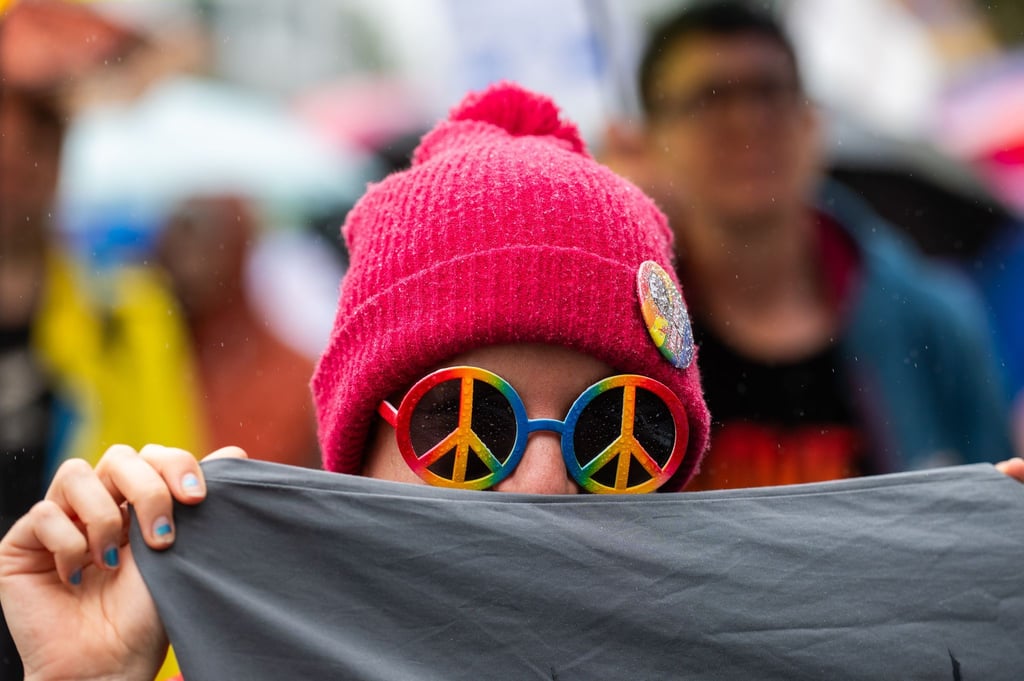 Beim Christopher Street Day sind Menschen in Bernau für Vielfalt und Toleranz auf die Straße gegangen - trotz Dauerregens.