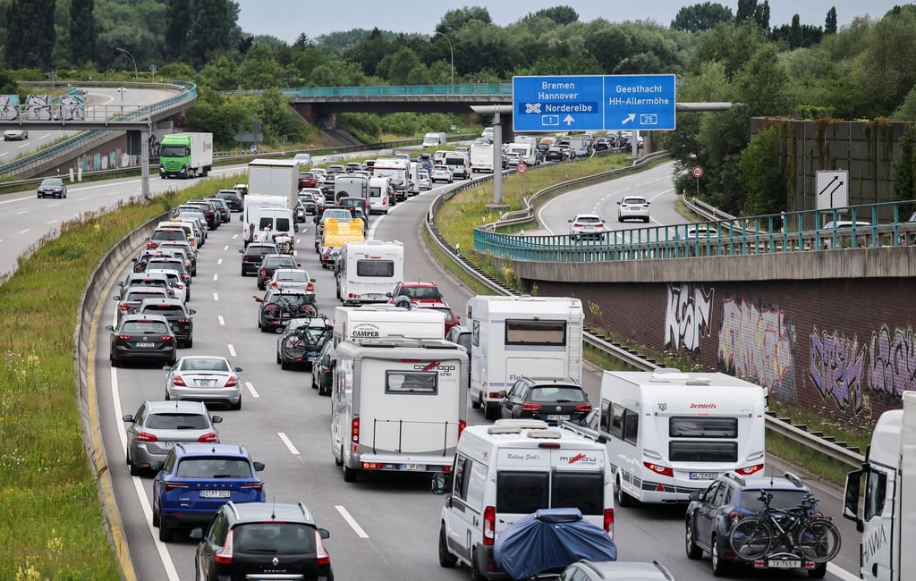Auf den Autobahnen in Niedersachsen und Bremen kann es am Wochenende voll werden. (Symbolbild)