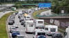 Auf den Autobahnen in Niedersachsen und Bremen kann es am Wochenende voll werden. (Symbolbild)