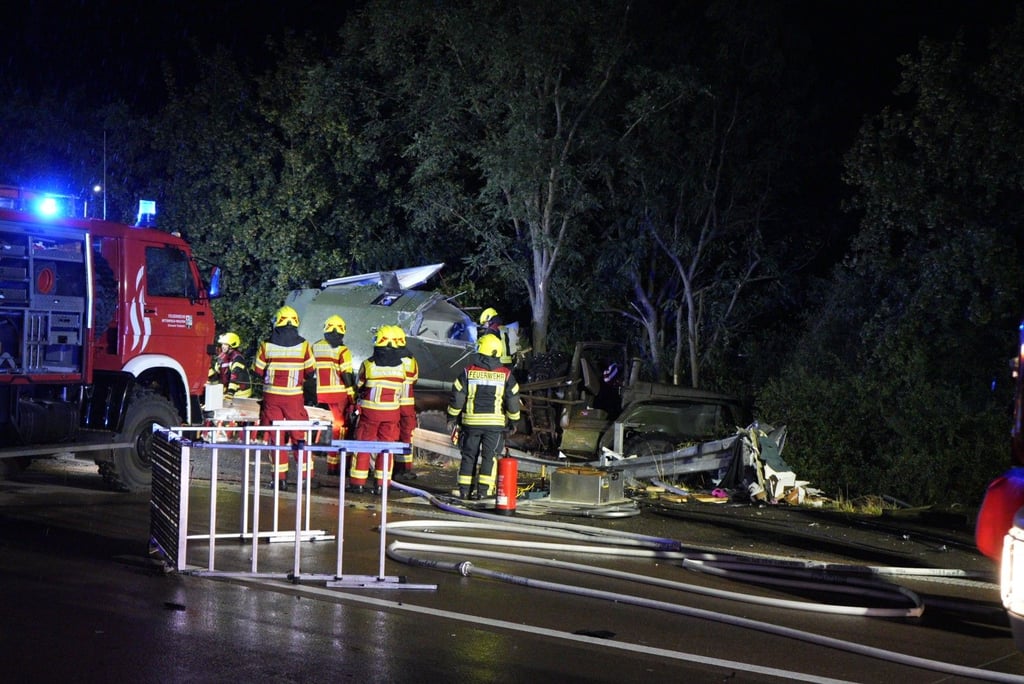 Unfall auf der A9: Der Lkw liegt im Straßengraben. Feuerwehren sind vor Ort.