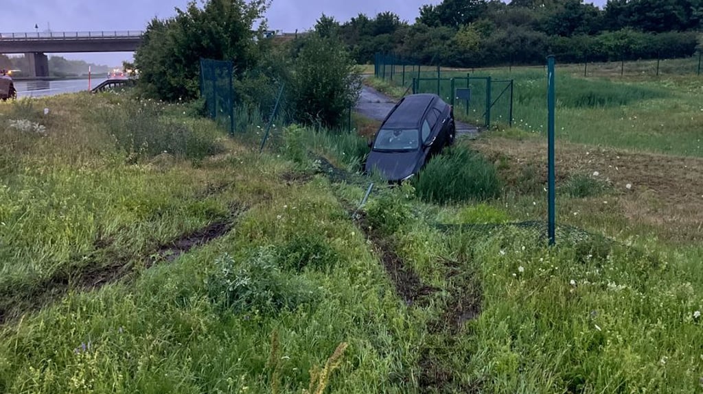 Eine fünfköpfige Familie landet nach dem Unfall im Regenauffangbecken neben der Autobahn 2 bei Irxleben.