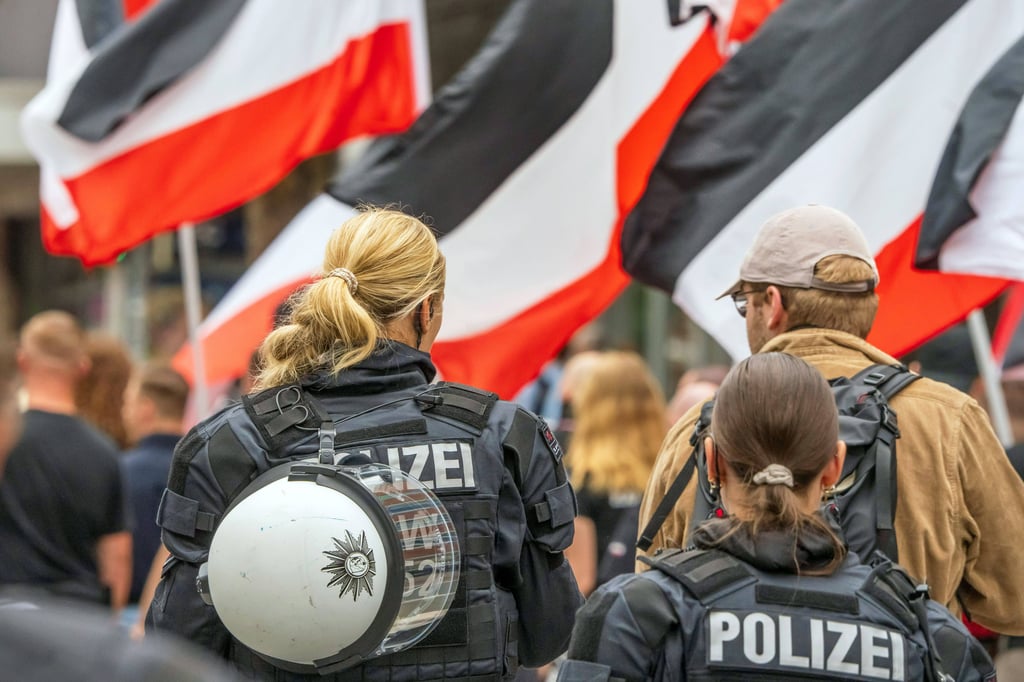 Die sogenannten Reichsflaggen sind in Deutschland nicht verboten. In Gardelegen wurde eine auf einem Privatgrundstück in der Nähe des Friedhofes gehisst.