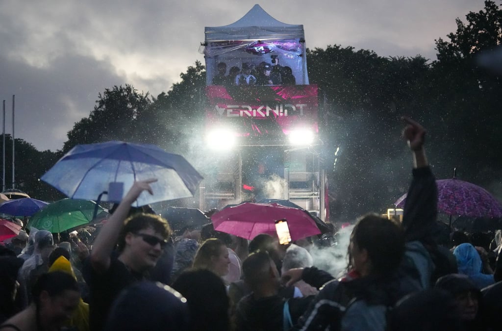 Sanitätsdienst und Feuerwehr mussten mehreren Teilnehmern der Techno-Parade „Rave the Planet“ behandeln.
