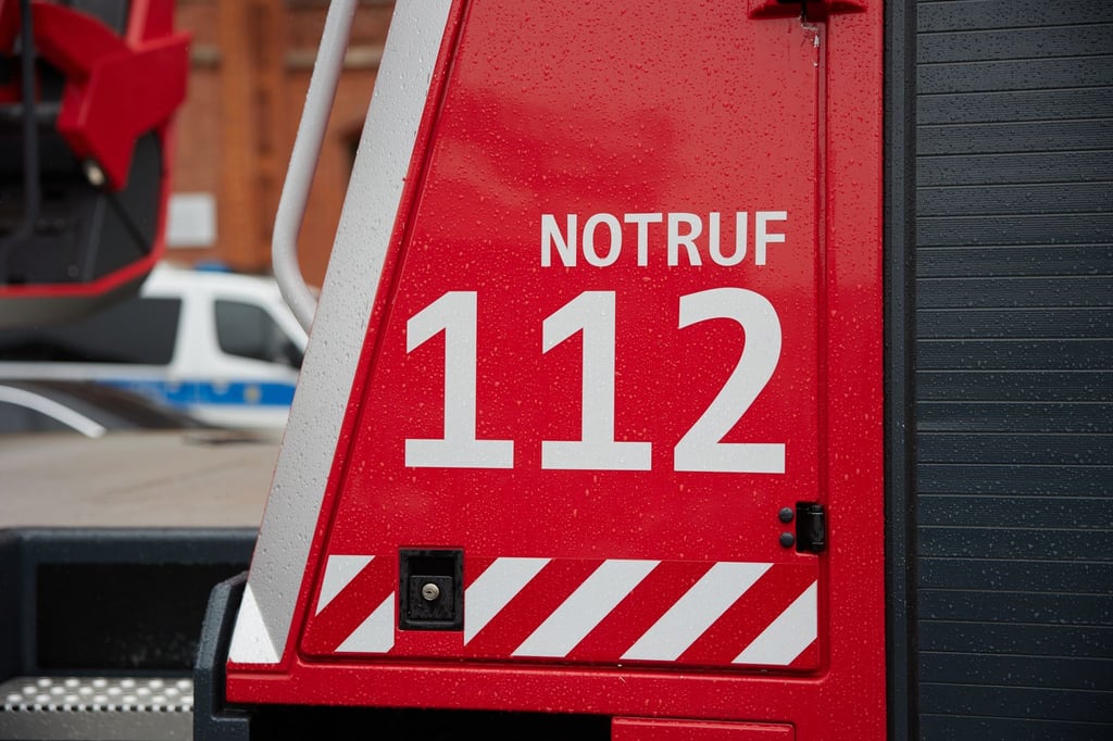 Die Berliner Feuerwehr rückte am Wochenende bei starkem Regen zu Dutzenden wetterbedingten Einsätzen aus. (Symbolbild)