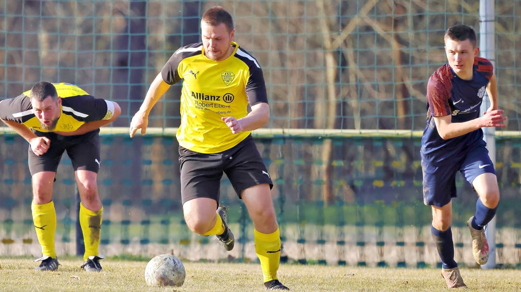 Der FSV Drohndorf-Mehringen, hier mit Denis Jankuhn (Mitte), möchte im Vorderfeld der Salzlandliga landen.