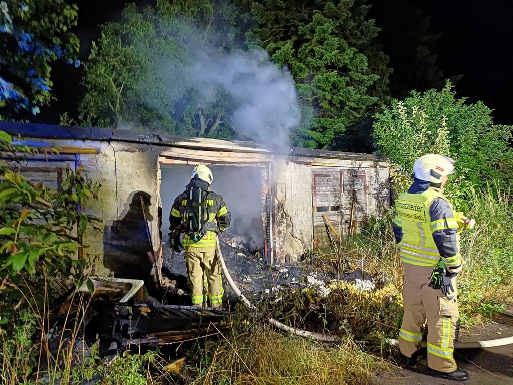 Feuerwehrleute im Einsatz beim Garagenbrand am Wochenende in Oschersleben.