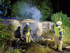 Feuerwehrleute im Einsatz beim Garagenbrand am Wochenende in Oschersleben.