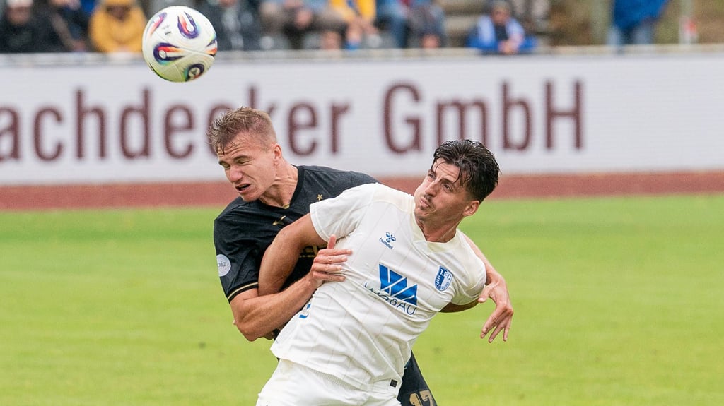 Florian Carstens (FC Hansa Rostock, li.) im Duell gegen Enis Bytyqi vom 1. FC Magdeburg II.