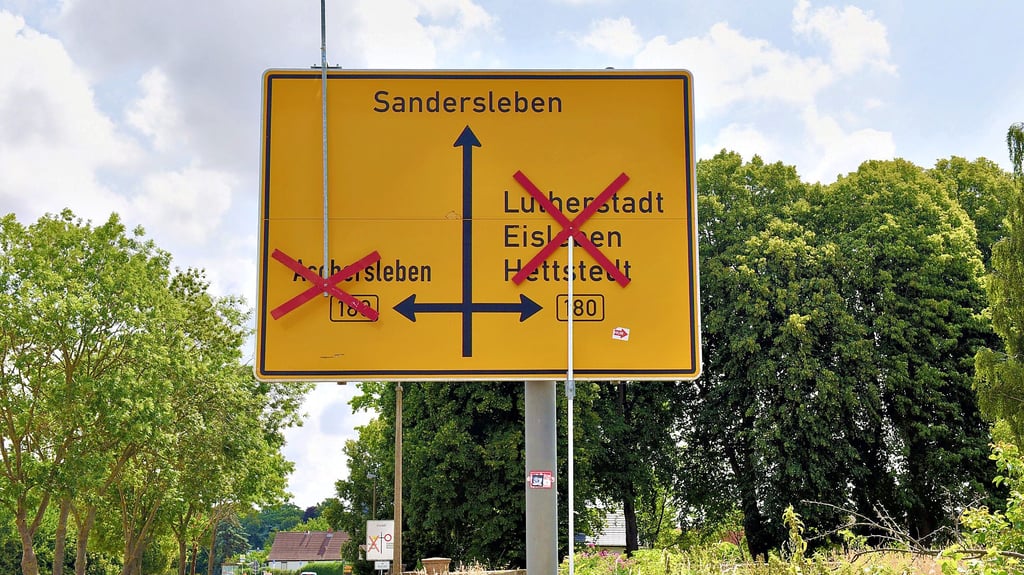 In Quenstedt gibt es zeitweise nur wenige Wege rein oder raus. Die Sperrungen wechseln sich hier ab.