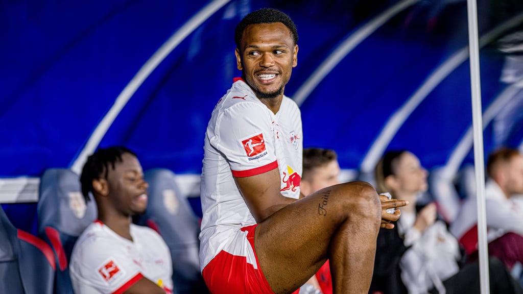 Lois Openda bei der Brasilien-Reise der Leipziger gut gelaunt am Spielfeldrand.