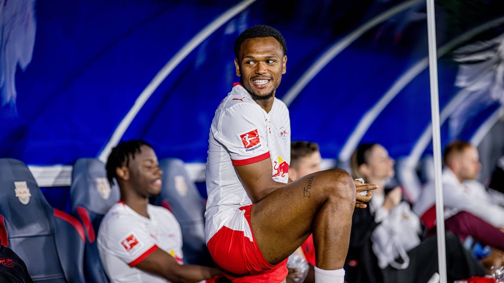 Lois Openda bei der Brasilien-Reise der Leipziger gut gelaunt am Spielfeldrand.