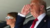 US-Präsident Donald Trump (r) und First Lady Melania Trump beim Finale.