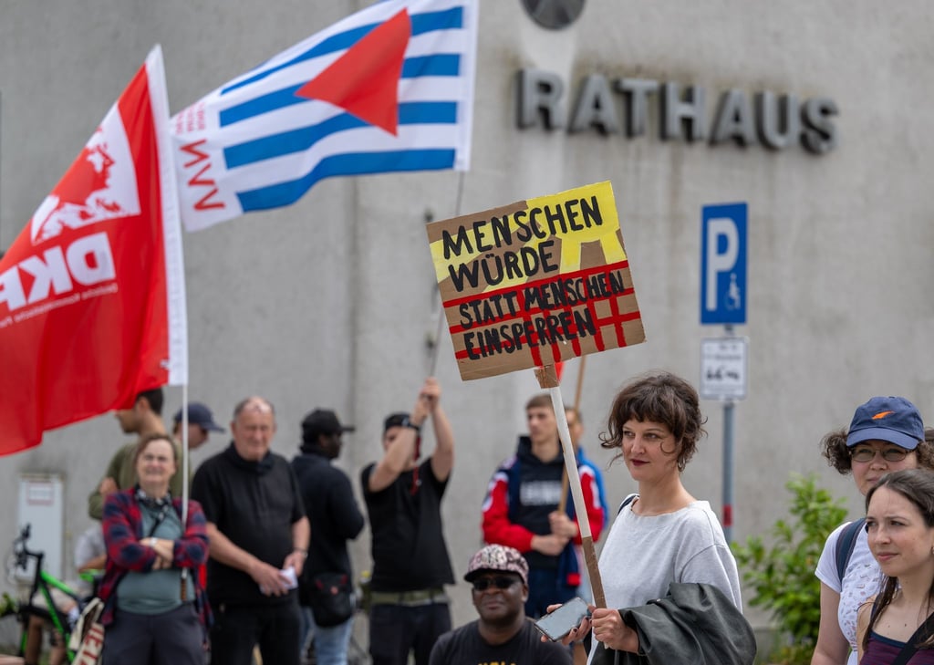Demonstranten protestieren gegen die Pläne zum Bau eines Ein- und Ausreisezentrums am Flughafen BER in Schönefeld. Flüchtlings-Organisationen sprechen auch von einem „Abschiebegefängnis“.