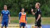 Markus Fiedler (re.) beim Anweisen seiner Spieler vom 1. FC Magdeburg.