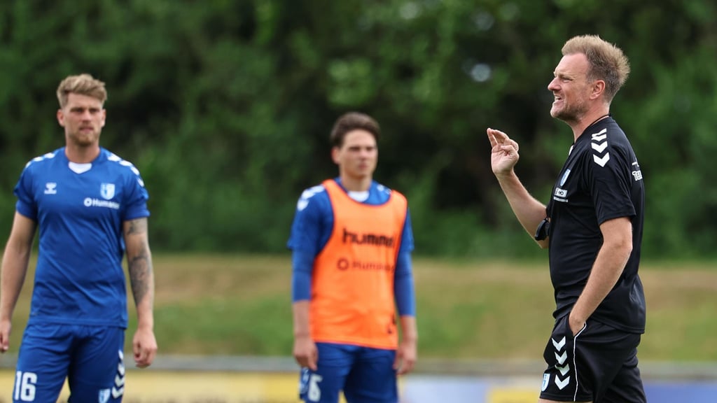 Markus Fiedler (re.) beim Anweisen seiner Spieler vom 1. FC Magdeburg.