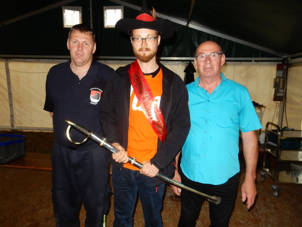 Tim Ballschuh (Mitte) wurde beim 39. Dorf- und Schützenfest in Schweinitz zum Räuberhauptmann gekürt.