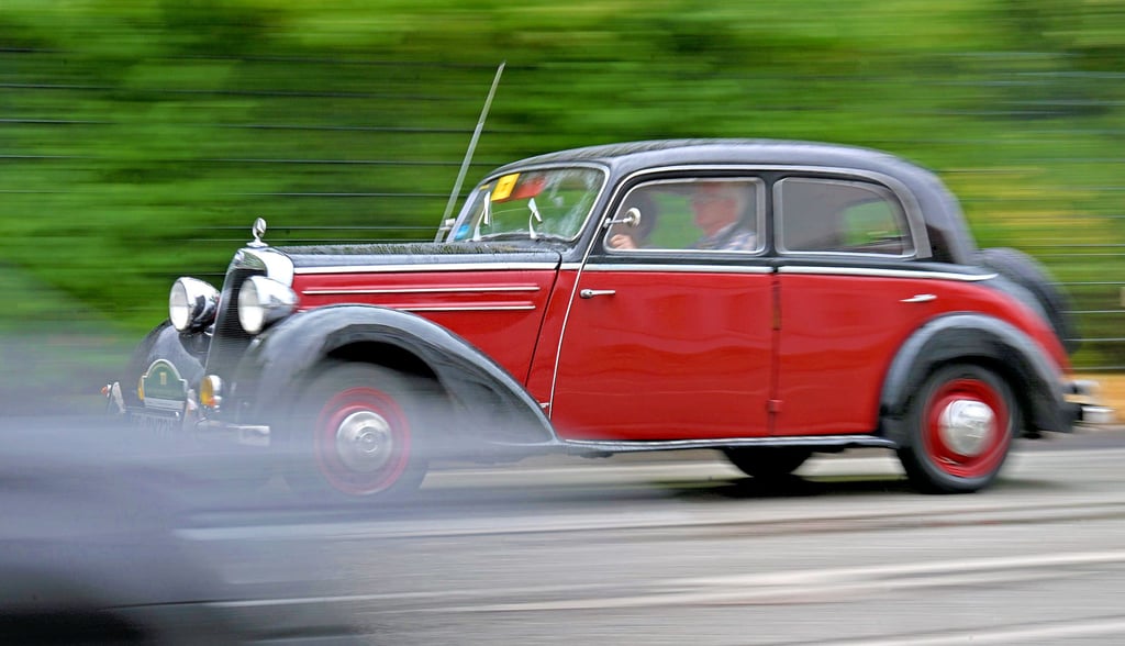 Der Mercedes 170 S-D, Baujahr 1953, ist mit Ralf Waldvogel und Gabriele Rother aus Celle auf der Strecke.
