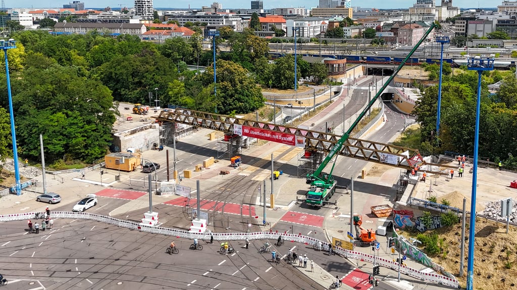 Der Damaschkeplatz in Magdeburg: Nach dem Abriss der maroden Ringbrücke fand am Freitag, den 11. Juli, der Einschub der ersten Behelfsbrücke statt.