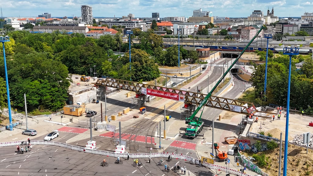 Der Damaschkeplatz in Magdeburg: Nach dem Abriss der maroden Ringbrücke fand am Freitag, den 11. Juli, der Einschub der ersten Behelfsbrücke statt.