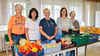 Otto Hofmann (von links), Astrid Jager, Birgit Bauer, Simone Techel und Karin Zombronner hatten am ersten Ausgabetag in der „Tafel“ in Havelberg nach dem Neustart Dienst.