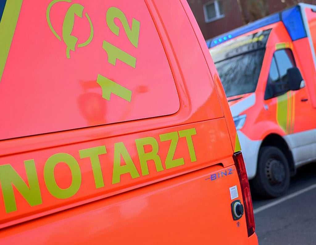Während eines Einsatzes im Januar 2025 war ein Notarzt in Laucha schwer verletzt worden. Nun saß der Angreifer in Halle vor Gericht.